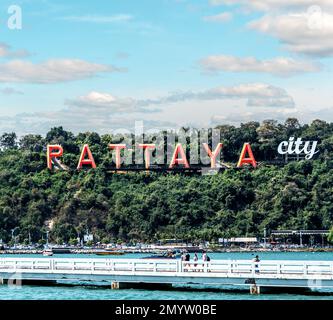 Pattaya, Thaïlande - 04 février 2023: Ville de Pattaya. Grande inscription avec le nom de la ville de Pattaya. vue célèbre. image carrée Banque D'Images