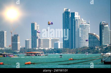 Pattaya, Thaïlande - 04 février 2023: Panorama de la ville de Pattaya vue de la ville de construction et de la baie avec des navires. Vue panoramique sur la mer de Pattaya. CIT Banque D'Images