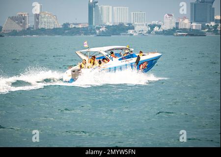 Pattaya, Thaïlande - 04 février 2023: Hors-bord de mer, Koh LAN - Pattaya Thaïlande. Le hors-bord transporte les touristes de taya à ko larn is Banque D'Images