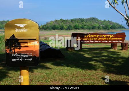 Panneau d'information détail étiquette du réservoir de Kaeng Krachan Dam et boîte postale dans le parc national de Kaengkrachan pour les voyageurs thaïlandais Voyage visite CAM Banque D'Images