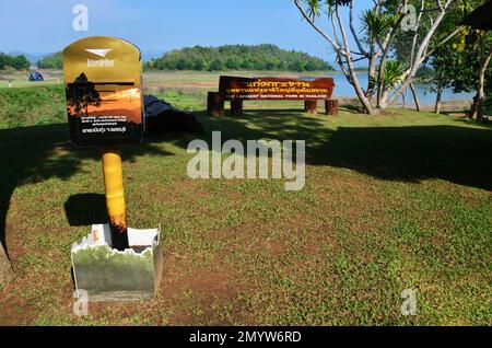 Panneau d'information détail étiquette du réservoir de Kaeng Krachan Dam et boîte postale dans le parc national de Kaengkrachan pour les voyageurs thaïlandais Voyage visite CAM Banque D'Images