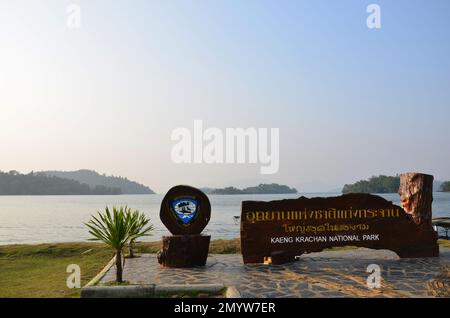 Information board tag label information detail du réservoir du barrage Kaeng Krachan dans le parc national de Kaengkrachan pour les gens thaïlandais les voyageurs de voyage visite CAM Banque D'Images