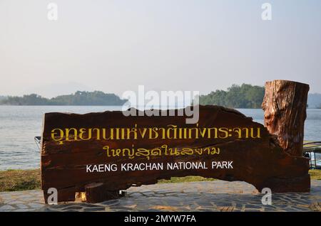 Information board tag label information detail du réservoir du barrage Kaeng Krachan dans le parc national de Kaengkrachan pour les gens thaïlandais les voyageurs de voyage visite CAM Banque D'Images