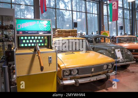 ZELENOGORSK, RUSSIE - 27 JANVIER 2023: Machine à sous soviétique 'Sniper-2' dans l'exposition du musée des voitures rétro 'Horsepower' Banque D'Images