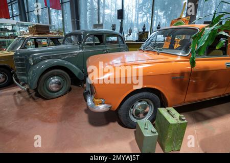 ZELENOGORSK, RUSSIE - 27 JANVIER 2023 : deux voitures rétro soviétiques de Moskvich-401 et Moskvich-2140 dans le musée du transport rétro 'Horsepower' Banque D'Images