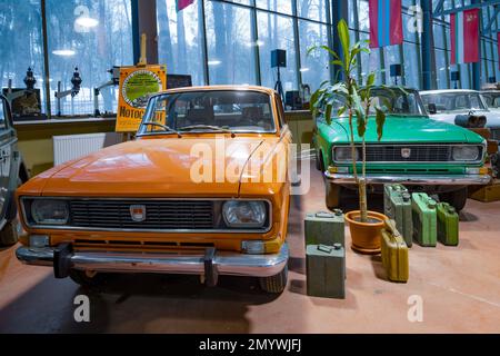 ZELENOGORSK, RUSSIE - 27 JANVIER 2023 : deux Moskvich-2140 dans le musée de la voiture rétro de Horsepower Banque D'Images