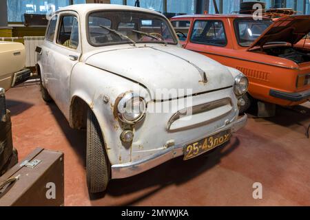 ZELENOGORSK, RUSSIE - 27 JANVIER 2023 : gros plan des anciens Zaporozhets ZAZ-965 (boostés). Musée des voitures d'époque 'Horsepower Banque D'Images