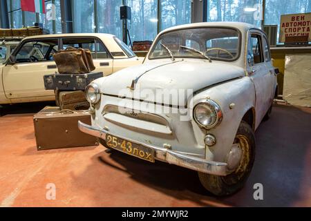 ZELENOGORSK, RUSSIE - 27 JANVIER 2023 : ancien 'Zaporozhets' ZAZ-965 dans l'exposition du musée du transport rétro 'Horsepower' Banque D'Images