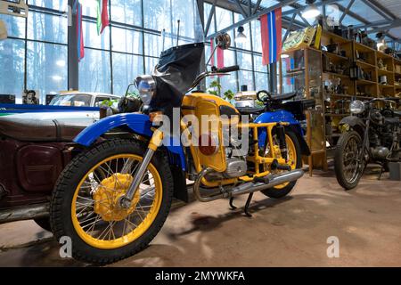 ZELENOGORSK, RUSSIE - 27 JANVIER 2023: La patrouille soviétique moto 'Oural' M63 dans l'exposition du musée des voitures rétro 'Horsepower' Banque D'Images