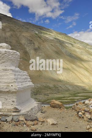 Un vieux Stupa à côté de la montagne sèche sur le chemin de Darcha-Padum Banque D'Images