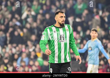 SÉVILLE, ESPAGNE - FÉVRIER 4: Borja Iglesias de Real Betis Balompie regardant l'action pendant le match entre Real Betis Balompie et RC Celta de Vigo de la Liga Santander sur 4 février 2022 à Benito Villamarin à Séville, Espagne. (Photo de Samuel Carreño/ PX Images) Banque D'Images