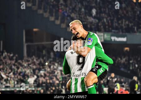 SÉVILLE, ESPAGNE - FÉVRIER 4: Sergio Canales et Borja Iglesias de Real Betis Balompie célèbrent son but lors du match entre Real Betis Balompie et RC Celta de Vigo de la Liga Santander sur 4 février 2022 à Benito Villamarin à Séville, Espagne. (Photo de Samuel Carreño/ PX Images) Banque D'Images