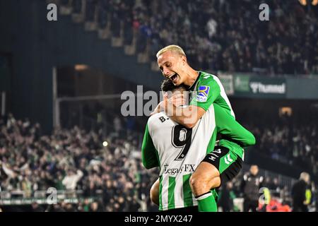 4 février 2023: SÉVILLE, ESPAGNE - FÉVRIER 4: Sergio Canales et Borja Iglesias de Real Betis Balompie célèbrent son but lors du match entre Real Betis Balompie et RC Celta de Vigo de la Liga Santander sur 4 février 2022 à Benito Villamarin à Séville, Espagne. (Credit image: © Samuel Carreño/PX Imagens via ZUMA Press Wire) USAGE ÉDITORIAL SEULEMENT! Non destiné À un usage commercial ! Banque D'Images