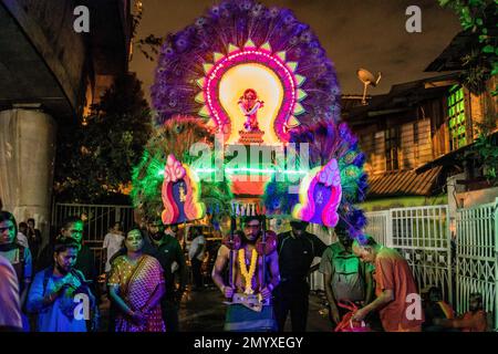 Kuala Lumpur, Kuala Lumpur, Malaisie. 5th févr. 2023. Un dévot hindou malaisien porte un « kavadi » sur ses épaules en se dirigeant vers le temple des grottes de Batu pour faire des offrandes lors des festivals de Thaipusam à 5 février 2023, en dehors de Kuala Lumpur, en Malaisie. Le Thaipusam est un festival hindou célébré principalement par la communauté tamoule. Les dévotés prieront et feront des vœux quand les prières seront répondues et ils accomplissent les voeux en piquant des parties de leur corps telles que leurs joues, leurs langues et leurs dos avant de porter un 'Kavadi' ou des pots de lait sur un voyage de quatre kilomètres de foi. (Image crédit: © Mohd Banque D'Images