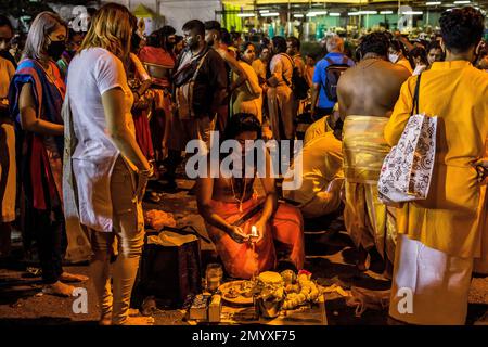 Kuala Lumpur, Kuala Lumpur, Malaisie. 5th févr. 2023. Un dévot hindou malaisien prie avant de se diriger vers le temple des grottes de Batu pour faire des offrandes lors des festivals de Thaipusam à 5 février 2023 en dehors de Kuala Lumpur, en Malaisie. Le Thaipusam est un festival hindou célébré principalement par la communauté tamoule. Les dévotés prieront et feront des vœux quand les prières seront répondues et ils accomplissent les voeux en piquant des parties de leur corps telles que leurs joues, leurs langues et leurs dos avant de porter un 'Kavadi' ou des pots de lait sur un voyage de quatre kilomètres de foi. (Credit image: © Mohd Daud/ZUMA Press Wire) EDITO Banque D'Images