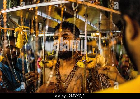 Kuala Lumpur, Kuala Lumpur, Malaisie. 5th févr. 2023. Un dévot hindou malaisien avec des piercings à travers son corps porte un kavadi sur ses épaules alors qu'il se dirige vers le temple des grottes de Batu pour faire des offrandes lors des festivals de Thaipusam à 5 février 2023 en dehors de Kuala Lumpur, en Malaisie. Le Thaipusam est un festival hindou célébré principalement par la communauté tamoule. Les dévotés prieront et feront des vœux quand les prières seront répondues et ils accomplissent les voeux en piquant des parties de leur corps telles que leurs joues, leurs langues, et leurs dos avant de porter un 'Kavadi' ou des pots de lait sur un voyage de quatre kilomètres de Banque D'Images