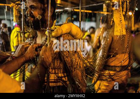 Kuala Lumpur, Kuala Lumpur, Malaisie. 5th févr. 2023. Un dévot hindou malaisien avec des piercings à travers son corps porte un kavadi sur ses épaules alors qu'il se dirige vers le temple des grottes de Batu pour faire des offrandes lors des festivals de Thaipusam à 5 février 2023 en dehors de Kuala Lumpur, en Malaisie. Le Thaipusam est un festival hindou célébré principalement par la communauté tamoule. Les dévotés prieront et feront des vœux quand les prières seront répondues et ils accomplissent les voeux en piquant des parties de leur corps telles que leurs joues, leurs langues, et leurs dos avant de porter un 'Kavadi' ou des pots de lait sur un voyage de quatre kilomètres de Banque D'Images