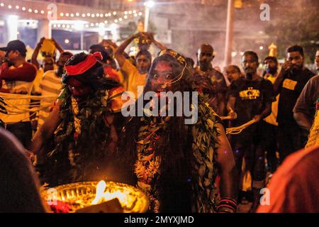 Kuala Lumpur, Kuala Lumpur, Malaisie. 5th févr. 2023. Un dévot hindou malaisien danse dans un état de transe alors qu'il se dirige vers le temple des grottes de Batu pour faire des offrandes lors des festivals de Thaipusam sur 5 février 2023 en dehors de Kuala Lumpur, en Malaisie. Le Thaipusam est un festival hindou célébré principalement par la communauté tamoule. Les dévotés prieront et feront des vœux quand les prières seront répondues et ils accomplissent les voeux en piquant des parties de leur corps telles que leurs joues, leurs langues et leurs dos avant de porter un 'Kavadi' ou des pots de lait sur un voyage de quatre kilomètres de foi. (Credit image: © Mohd Daud/ZUMA Banque D'Images