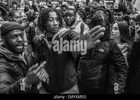 L'artiste Trill Digga D aka Rhys Herbert films musique vidéo dans Piccadilly Circus. Londres/Royaume-Uni Banque D'Images