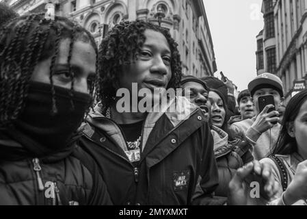 L'artiste Trill Digga D aka Rhys Herbert films musique vidéo dans Piccadilly Circus. Londres/Royaume-Uni Banque D'Images