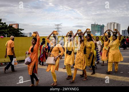 Kuala Lumpur, Kuala Lumpur, Malaisie. 5th févr. 2023. Des dévotés hindous transportant des pots de lait pendant les festivals de Thaipusam à 5 février 2023 en dehors de Kuala Lumpur, en Malaisie. Le Thaipusam est un festival hindou célébré principalement par la communauté tamoule. Les dévotés prieront et feront des vœux quand les prières seront répondues et ils accomplissent les voeux en piquant des parties de leur corps telles que leurs joues, leurs langues et leurs dos avant de porter un 'Kavadi' ou des pots de lait sur un voyage de quatre kilomètres de foi. (Credit image: © Mohd Daud/ZUMA Press Wire) USAGE ÉDITORIAL SEULEMENT! Non destiné À un usage commercial ! Banque D'Images