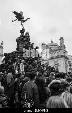 L'artiste Trill Digga D aka Rhys Herbert films musique vidéo dans Piccadilly Circus. Londres/Royaume-Uni Banque D'Images