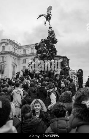 L'artiste Trill Digga D aka Rhys Herbert films musique vidéo dans Piccadilly Circus. Londres/Royaume-Uni Banque D'Images