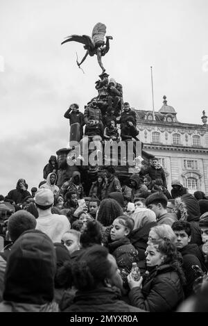 L'artiste Trill Digga D aka Rhys Herbert films musique vidéo dans Piccadilly Circus. Londres/Royaume-Uni Banque D'Images