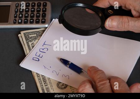 la main de la vieille femme et le calendrier avec des dollars sur la table, en comptant le budget de la maison Banque D'Images