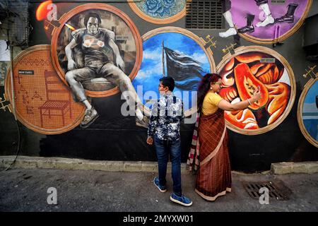 Kolkata, Inde. 04th févr. 2023. Les gens prennent des selfies dans un cadre coloré de taudis avec de beaux graffiti muraux pendant un art Fest en plein air. Les rues de Kolkata et les différents bidonvilles sont peints avec des graffitis colorés comme une initiative d'un festival d'art en cours (Behala Art Fest). Des artistes de différents collèges d'art ont participé à rendre la ville plus belle. (Photo par Avishek Das/SOPA Images/Sipa USA) crédit: SIPA USA/Alay Live News Banque D'Images