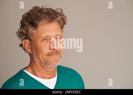 HES un homme avec de nombreuses histoires. un bel homme mature. Banque D'Images