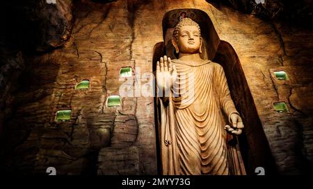 Statue de Bouddha dans la grotte de Bamiyan sur le terrain du Temple du Mont d'Or (Wat Saket). Point de repère à Bangkok, Thaïlande. Banque D'Images
