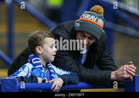 Sheffield, Royaume-Uni. 04th févr. 2023. Un jeune fan et son père lors du match Sky Bet League 1 Sheffield mercredi contre Plymouth Argyle à Hillsborough, Sheffield, Royaume-Uni, 4th février 2023 (photo d'Arron Gent/News Images) à Sheffield, Royaume-Uni le 2/4/2023. (Photo par Arron Gent/News Images/Sipa USA) crédit: SIPA USA/Alay Live News Banque D'Images