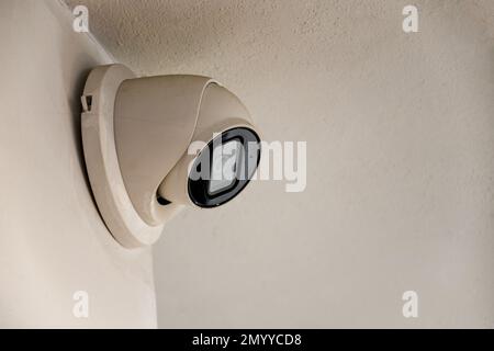 Système de caméra de sécurité, caméra de vidéosurveillance installée à l'intérieur sur le mur Banque D'Images