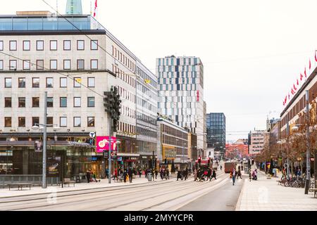 Stockholm, Suède. 23 janvier 2023. Vue sur une grande rue connue sous le nom de Klarabersgatan dans le quartier du centre-ville de Norrmalm Banque D'Images