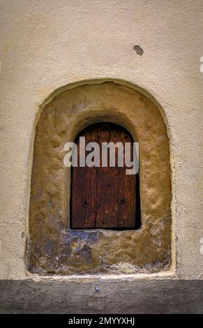 Fenêtre à vin ou buchetta del vino, utilisée dans le passé pour vendre du vin de derrière le mur d'un ancien bâtiment, Centre historique, Florence, Toscane, Italie Banque D'Images