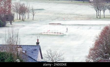 Glasgow, Écosse, Royaume-Uni 5th février 2023. Météo au Royaume-Uni: Températures glaciales la nuit a vu un démarrage froid avec des verts de golf de knightswood tournant blanc dans l'extrémité ouest Crédit Gerard Ferry/Alay Live News Banque D'Images