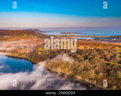 Vue aérienne de Lough fad dans le brouillard du matin, Comté de Donegal, République d'Irlande. Banque D'Images