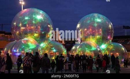 Les visiteurs observent Evanescent, une installation de lumière et de son immersive qui vise à capturer le concept de transience sous la forme d'une grande bulle. Les œuvres d'art, inspirées par la pandémie, ont été vues au marché de Sneinton, pendant la nuit lumière de Nottingham, le plus grand festival annuel d'arts et de lumière du Royaume-Uni. Date de la photo: Samedi 4 février 2023. Banque D'Images