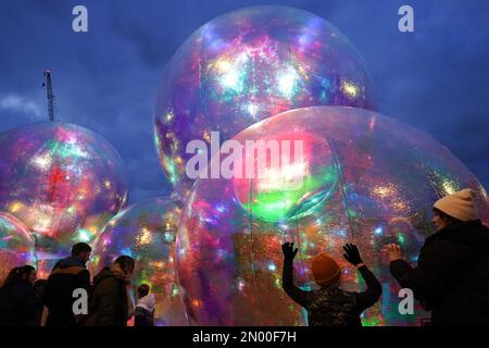 Les visiteurs observent Evanescent, une installation de lumière et de son immersive qui vise à capturer le concept de transience sous la forme d'une grande bulle. Les œuvres d'art, inspirées par la pandémie, ont été vues au marché de Sneinton, pendant la nuit lumière de Nottingham, le plus grand festival annuel d'arts et de lumière du Royaume-Uni. Date de la photo: Samedi 4 février 2023. Banque D'Images