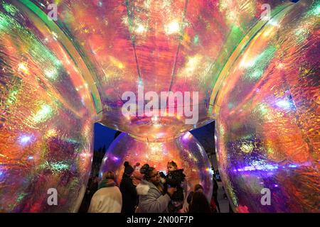 Les visiteurs observent Evanescent, une installation de lumière et de son immersive qui vise à capturer le concept de transience sous la forme d'une grande bulle. Les œuvres d'art, inspirées par la pandémie, ont été vues au marché de Sneinton, pendant la nuit lumière de Nottingham, le plus grand festival annuel d'arts et de lumière du Royaume-Uni. Date de la photo: Samedi 4 février 2023. Banque D'Images