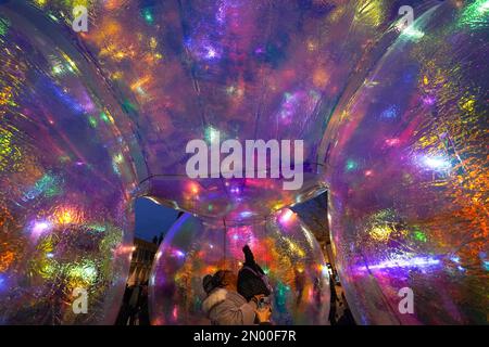 Les visiteurs observent Evanescent, une installation de lumière et de son immersive qui vise à capturer le concept de transience sous la forme d'une grande bulle. Les œuvres d'art, inspirées par la pandémie, ont été vues au marché de Sneinton, pendant la nuit lumière de Nottingham, le plus grand festival annuel d'arts et de lumière du Royaume-Uni. Date de la photo: Samedi 4 février 2023. Banque D'Images