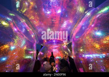 Les visiteurs observent Evanescent, une installation de lumière et de son immersive qui vise à capturer le concept de transience sous la forme d'une grande bulle. Les œuvres d'art, inspirées par la pandémie, ont été vues au marché de Sneinton, pendant la nuit lumière de Nottingham, le plus grand festival annuel d'arts et de lumière du Royaume-Uni. Date de la photo: Samedi 4 février 2023. Banque D'Images