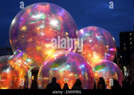 Les visiteurs observent Evanescent, une installation de lumière et de son immersive qui vise à capturer le concept de transience sous la forme d'une grande bulle. Les œuvres d'art, inspirées par la pandémie, ont été vues au marché de Sneinton, pendant la nuit lumière de Nottingham, le plus grand festival annuel d'arts et de lumière du Royaume-Uni. Date de la photo: Samedi 4 février 2023. Banque D'Images