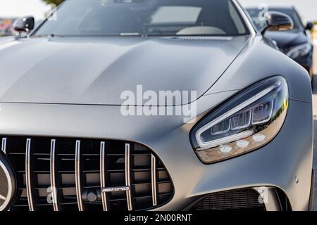 Calafat, Espagne, 18 avril 2021: Avant détail de l'optique et de la grille de ventilation d'une Mercedes-Benz AMG GT R V8 Biturbo stationnés dans la zone d'attente être Banque D'Images