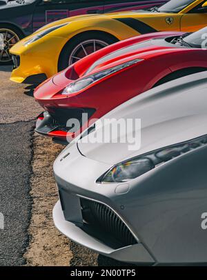 Calafat, Espagne, 18 avril 2021: Vue latérale d'un groupe de Ferrari , garées dans la salle d'attente avant de partir pour le circuit. flou sélectif. Supervoitures Banque D'Images