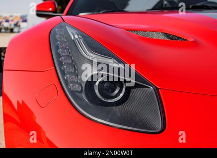 Calafat, Espagne, 18 avril 2021: Détail de l'optique avant d'une Ferrari F12 rouge Tour de France TDF. la voiture attend garée avant de partir pour le circuit Banque D'Images