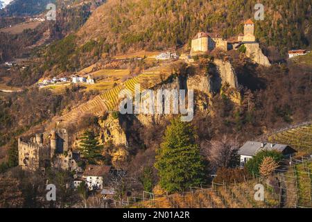 Castel Tirolo près de Merano dans le Trentin-Haut-Adige - Italie - belles tons chauds paysage d'automne Banque D'Images