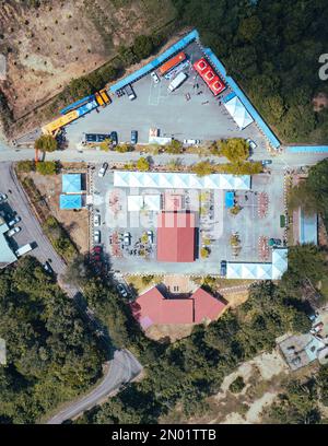 Parc national Kuala Tahan place de stationnement village vue en angle. Photo aérienne de drone. Banque D'Images