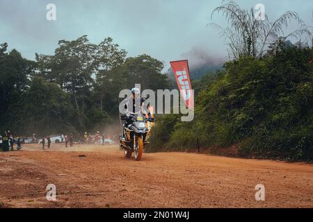 Pahang, Malaisie - 24 septembre 2022 Enduro cycliste sur l'action sur le terrain de sable pendant l'entraînement. Banque D'Images